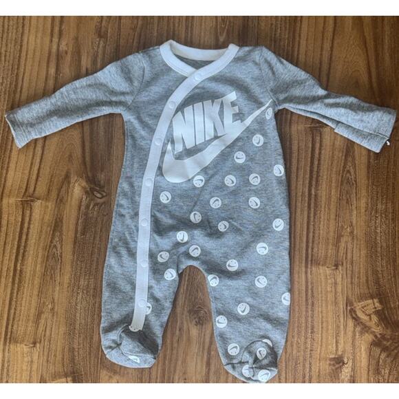Nike Footed Sleeper Boy's Size Newborn Snap Closure Swoosh Smiley Faces EUC - Picture 1 of 4